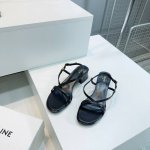 高品质出厂 ！顶级品质Celine赛琳25春夏新款凯旋门五金扣简易粗跟带子小凉鞋~~凯旋门五金扣饰凉鞋！ 百搭M多裙子 裤子，网红搭配不同颜色袜子穿也超级洋气