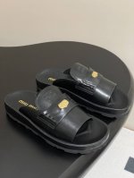 25Ss春夏新款Miu Miu缪缪 金币沙滩拖鞋鱼嘴厚底休闲拖鞋 现在的Miu怎么也香里香气的了，但是Miu家的更秀气，橡胶大底更实用，三维立体效果 金属字母微