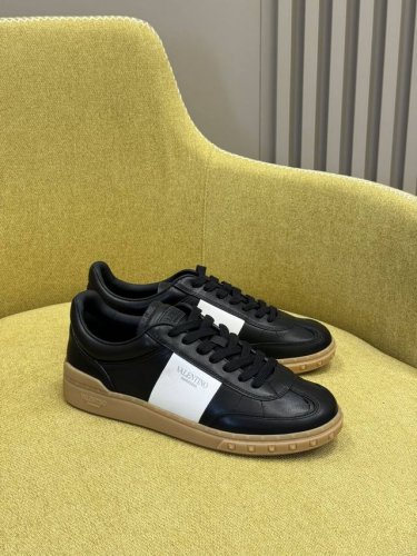 出厂 顶级版 valentin O Ss24 New Arrival v家 春夏德训鞋新品 情侣款 舒适好穿经典百搭不挑人 小牛皮材质 质感拉满 恰到好处的细节