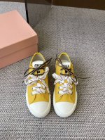 Miumiu缪缪最新款美式复古风 双鞋带 布鞋不得不入的一款～简约高级 随意搭配上脚非常舒适 年度必入！春夏最新走秀款布鞋国内外博主刷爆的一款 小红书种草系列