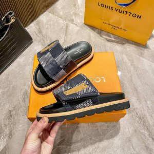 出厂 Lv 魔术贴平底拖鞋火热火热上新欧美时尚走秀简单又百搭的一款单品上脚舒服无疑、多个颜色选择搭配、无论是日常休闲逛街，居家办公室，后备箱总要备上一双，强烈推