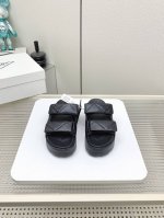 出厂380 高版本 Prada 25 普拉达 厚底魔术贴两带凉鞋 半拖 厚底魔术贴凉鞋 酷感当道 这双魔术贴凉鞋必须C位 绗缝皮革质感上乘 利落搭带设计 不仅是