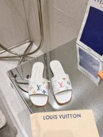 版本升级 顶级版本 代购级别LV ss25 new arrival～本款 6AM 凉拖出自路易威登 x 村上隆再版系列，为全幅 Monogram 图案浸染彩虹色