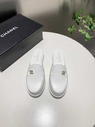 一脚蹬拖鞋 Chanel 香奈儿 25C英伦风双C乐福鞋凉鞋 此款乐福鞋爱好者绝不能错 这款气质上更中性帅气几分 双C 水钻五金扣 显得格外精致 一脚蹬 穿脱真