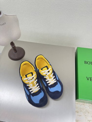 实价： Bv Orbit Flash 运动鞋 情侣款老爹鞋 橄榄绿 配 米白羊皮 Runner运动鞋， 采用轻质科技网布面料高丝光牛反绒皮 小羊皮内里 搭配几何