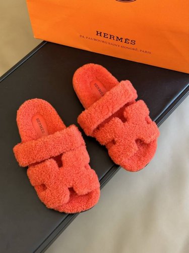 顶级版本 Herme s #皮毛一体卷糕毛二舅拖 经典色 + 2024 新配色 今年面料均选用A+皮毛一体卷糕毛 毛茸茸的 敲可爱的，踩云脚感，光脚或者搭配个袜