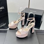 厂价 chanel香奈儿 水钻粗跟高跟鞋防水台凉鞋 顶级版本 简约而不失优雅的设计 好穿好搭清新脱俗 生动知性优雅 更蕴含着不羁的时尚态度 这种态度是从心底里释