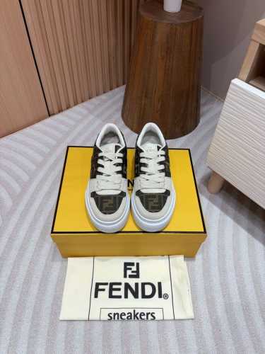 胶片 - 24Ss新款fend*厚底板鞋休闲运动鞋 紧凑设计运动鞋，鞋舌带复古标签。侧面饰有ff图案，鞋底fend*字样压纹。 鞋面：小牛皮拼色 胶片拼ff布