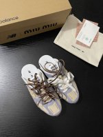 P：380 New Balance Miu Mi*的梦幻联动 这双半拖运动鞋，将运动风与时尚感完美结合。淡紫与米白碰撞，温柔又吸睛，随性的系带设计，打破常规。一