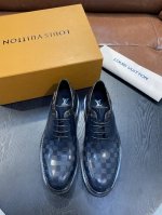 l家 Size:39-44 38.45定做 原单Lv官网男士休闲皮鞋，顶级原单复刻， -鞋面：牛皮工艺、纳帕牛皮、鞋身车缝品牌Logo -内里：牛皮，垫脚；水染