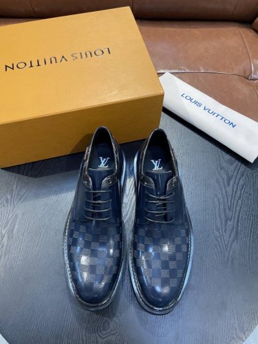 l家 Size:39-44 38.45定做 原单Lv官网男士休闲皮鞋，顶级原单复刻， -鞋面：牛皮工艺、纳帕牛皮、鞋身车缝品牌Logo -内里：牛皮，垫脚；水染