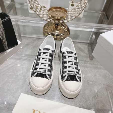 出厂价 Dior 高版本 迪奥 新款 刺绣、帆布平底休闲鞋 全棉丝双面立体5D刺绣，正品店抢购排单爆款，Ins明星网红凹造型秀。 原版开模，上至五金，鞋带，大底 - 点击图像关闭