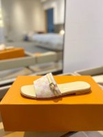 Louis Vuitton 路易威登 本款 Lv Isola 平底凉拖采用柔软牛皮革，令宽幅鞋面呈现 Lv 皮带扣，追寻跨越时间的经典格调。多层皮革构筑耐磨一体