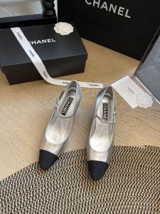 chanel 24P春季新款玛丽珍方尖头单鞋 专柜断货款！ 银色真的绝绝绝子 鞋头是方尖头~鞋型非常适合搭配任何裤子 这双鞋子能陪你一个春夏季 内里：羊皮 大底