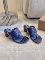 出厂价 Christian Loubouti*新款鳄鱼纹粗跟夹趾拖鞋 简约百搭款 好穿不累脚 鞋面牛皮 内里垫脚羊皮 意大利真皮大底 跟高7.5cm 尺码35-