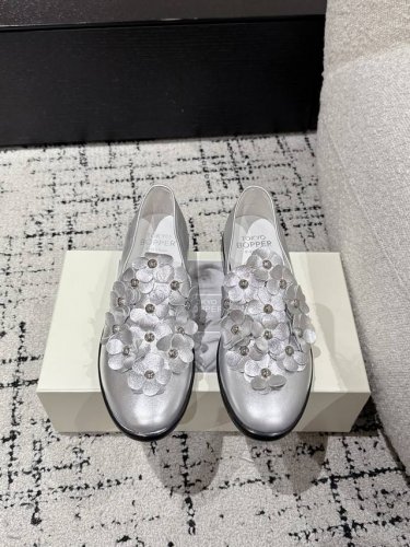 tokyo Bopper 小众潮牌 25 春夏新款花朵 乐福鞋 小皮鞋 真的的美死了 新款小众品牌 每一个颜色都很好看 经典的花朵设计 具有独特的设计 每一双都