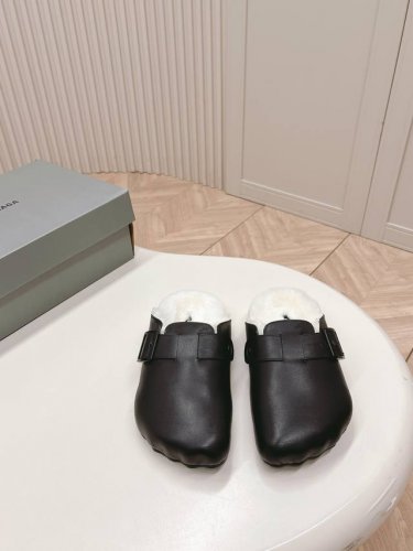 羊毛款女款出 、BALENCIAGA巴黎世家~勃肯 情侣款 Sunday Suede Mule五指勃肯24秋冬秀款勃肯拖鞋半拖，五个冲动的脚指印太可爱了，脚感也