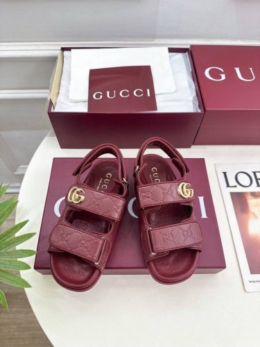 gucci 古驰 25 G家 主打系列终于面世 狠货值得期待 原有的经典 创造新设计 bs新款压花双G扣魔术贴沙滩凉鞋 代购级别 高级感十足 国内外博主刷爆的一