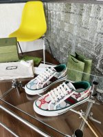 冲量价: 男+10 Gucci 新款1977，经典老花料，高版本，全套包装，低帮女款35-40。低帮男款39-44码，。最高版本pu发泡垫脚。Tpu大底。全套包