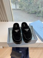 所见即所得G036最新系列！Prada 普拉达博肯面包鞋2025春夏新款厚底凉鞋 三角扣面包包头半拖鞋 最新走秀系列 经典升级 舒适度与时髦度并存 每个颜色搭配
