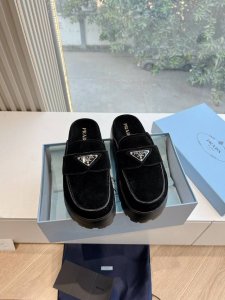所见即所得G036最新系列！Prada 普拉达博肯面包鞋2025春夏新款厚底凉鞋 三角扣面包包头半拖鞋 最新走秀系列 经典升级 舒适度与时髦度并存 每个颜色搭配