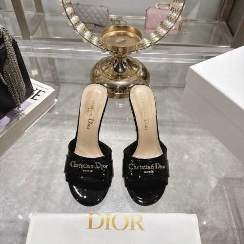 出厂 25Ss早春新款Dior迪奥D-My 五金字母圆头露趾拖鞋 这款My Dior 高跟鞋是二零二五春夏成衣系列新品，彰显精致的优雅气质。采用漆皮革精心制作,