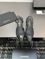 chane+L 经典Slingback 小香后空凉鞋 就像Coco香奈儿女士说的：流行稍纵即逝，但风格永存！这双后空鞋就是香家经典中的经典！双色搭配，简约精致，