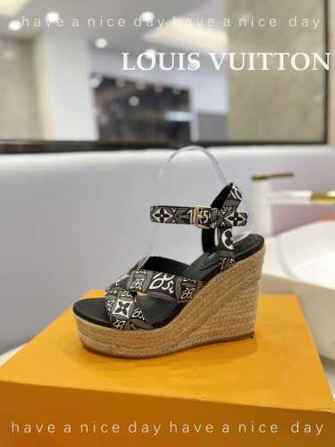 价格： LOUIS Vuitton 走秀款厚底凉鞋 香港原版购入一比一开模 今年的款式比去年增加了新原素 显得更为大牌 皮面款采用原版牛皮 内里垫脚全羊皮 水台