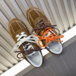 Miumiu x New Balance 联名款NB运动鞋~~ 这双与New Balance 联名情侣款运动球鞋，2024走秀场曝光、非常留行的美拉德配色平底鞋