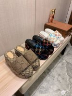 拖鞋: 新款: 厂价 古奇Gucci* 系列拖鞋顶级代购女士2025专柜同步发售，意大利进口原版精选布料，做工考究， ，鞋底： 超舒适 原厂特供原版底，独家双层