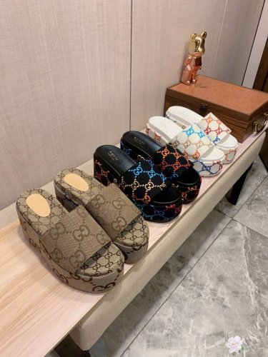 拖鞋: 新款: 厂价 古奇Gucci* 系列拖鞋顶级代购女士2025专柜同步发售，意大利进口原版精选布料，做工考究， ，鞋底： 超舒适 原厂特供原版底，独家双层