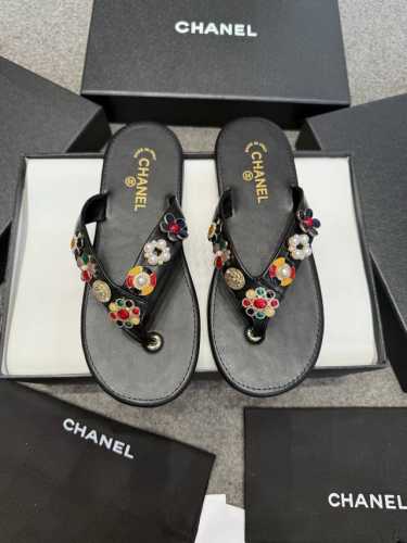 Chanel 25p 宝石人字拖 仿佛一件精致华丽的小物件呀，怎么舍得穿？ 每一个饰品扣下来都可以单独做装饰呀；而且这些精致宝石的工艺几乎涵盖了小香家饰品类工艺