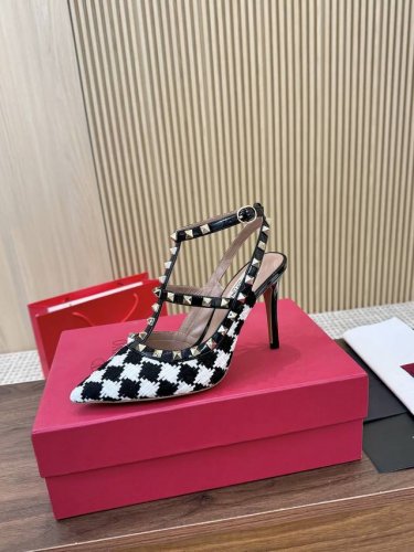 顶级版本 华伦天奴春夏新款 新颜色 女士后空 新一代 凉鞋独特的 独有的V家鉚钉设计 衬托出满满的高级感，新一季不负期待！值得入手★绝对的上档次原版做法 绝对感