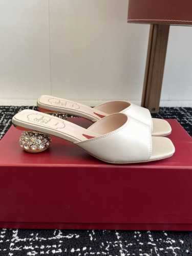 代购级 Roger vivier Rv 25ss 春夏新款 钻跟拖鞋 以质感超强的胎牛皮 纯手工制成 简约不简单，即刻点亮夜间造型。Size：#34-40 34