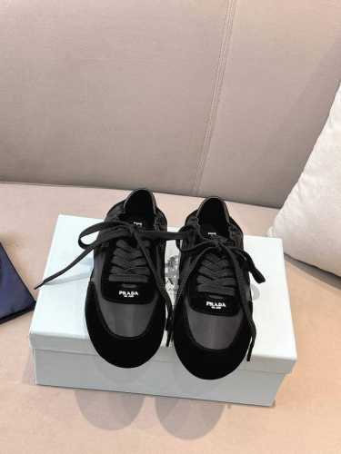 黑色 330 十色 Prada 普拉达新款德训鞋 鞋面麂皮有肌理感，内里羊皮包裹，软软糯糯的 鞋垫加厚小羊皮，踩上去无比舒适，有支撑感，又包裹得很好的感觉 鞋型