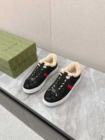 Gucci古驰最新Ace系列 情侣款 休闲 运动鞋出毛里了 原版购入开发 做货 古驰自问世以来，Ace系列运动鞋延续品牌叙事，匠心成就主打单品。全新系列呈现特色 - 点击图像关闭