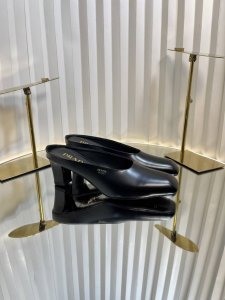 prad* 普拉达 25ss早春新款 绝美方头高跟方跟粗跟凉鞋后空单鞋。时尚界久违的极简之美 经典时尚配色 毫不费力的优雅风来袭 时髦 精致 绝美 方头开边珠外
