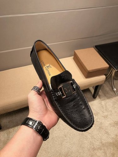 实价 ，Lv官方旗舰店正品，鞋面进口意大利头层牛皮，头层羊皮 不掉色 内里，原版进口耐磨橡胶底， 官网出品 精致优雅男士心备佳品，穿着舒适。精致简单鞋面尽显品牌