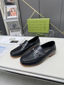 实价： G家系列西装鞋，匠心工艺。 **经典设计，历久弥新** **从容步履，成就非凡气度** ** 为卓越而生** 高版本。头层牛皮，牛里牛垫。 39-45