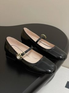顶级品质 25Ss早春新款Roger Vivier Rv花朵钻扣玛丽珍单鞋小雏菊钻扣高跟鞋漆皮芭蕾舞鞋 Tres Vivier漆皮玛丽珍鞋 系列重新诠释经典鞋履