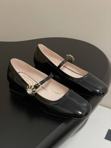 顶级品质 25Ss早春新款Roger Vivier Rv花朵钻扣玛丽珍单鞋小雏菊钻扣高跟鞋漆皮芭蕾舞鞋 Tres Vivier漆皮玛丽珍鞋 系列重新诠释经典鞋履