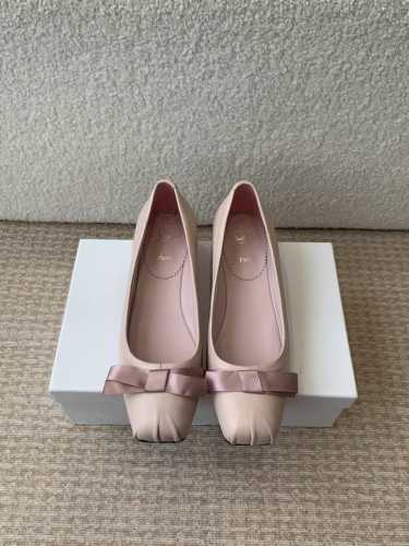 Christian Louboutin 春夏新款红底鞋 姐妹们这次分享的是他家好穿的系列 2025 春夏新款红底鞋实物美到炸裂头 本季设计大胆又性感 上脚直接腿