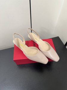 Ferragamo菲拉格慕专柜夏季系列新品镂空金属跟 后空凉鞋 鞋型线条流畅 版型超赞 上脚舒适.**.显瘦.拉长腿部线条进口小牛皮，小羊皮内里 意大利高密度真
