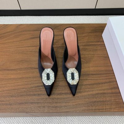 Amina Muaddi 钻扣尖头半拖 简约气质款 鞋面漆皮 真丝 羊皮垫脚 注塑真皮大底 跟高10Cm 码数 35-42 40 41 42定制不退换 l