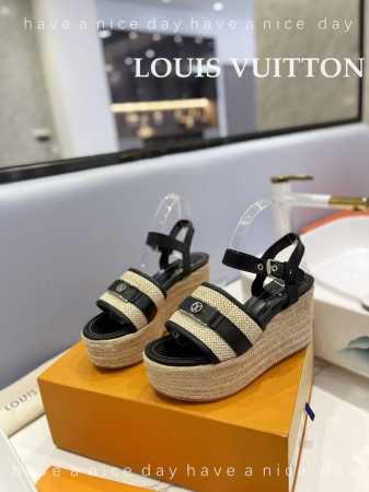 出厂 Loui*Vuitton 最新走秀款厚底凉鞋 香港原版购入一比一开模 今年的款式比去年增加了新原素 显得更为大牌 皮面款采用原版树膏皮牛皮 内里垫脚全羊皮 - 点击图像关闭