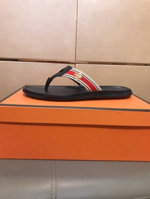 出厂价p 超人字拖鞋时尚范新款 Gucci 古奇 奢华品质，设计师在每一期都专业打造，奢华时尚的高端产品完美的楦型加上顶级的手工制作，超舒适橡胶大底。码数38～