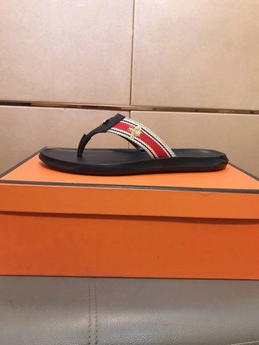 出厂价p 超人字拖鞋时尚范新款 Gucci 古奇 奢华品质，设计师在每一期都专业打造，奢华时尚的高端产品完美的楦型加上顶级的手工制作，超舒适橡胶大底。码数38～