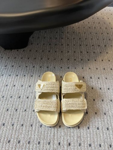 批半拖 凉鞋 prad* 24 夏日魔术贴草编凉鞋拖鞋 夏日凉鞋不可缺少的一款 普拉达这款真的不输小香 好走好穿 配搭小袜子真的好绝 草编的设计太适合夏天啦 旅