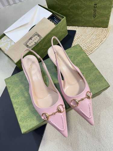 Gucci 24Ss春夏新款 G家尖头马衔扣V型系列 经典再现 简约设计高雅品质 鞋面以羊皮双G布材料匠心打造 鞋面缀饰亮眼的经典马衔扣 后带着釆用松紧带设计