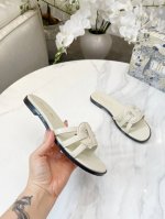 Dior 橡胶底 真皮底 编号985-3 码数35-43 42.43定做不退换 头层牛皮面 羊皮里羊皮垫脚 这款 D-Club 凉拖是二零二五秋季系列新品 以简